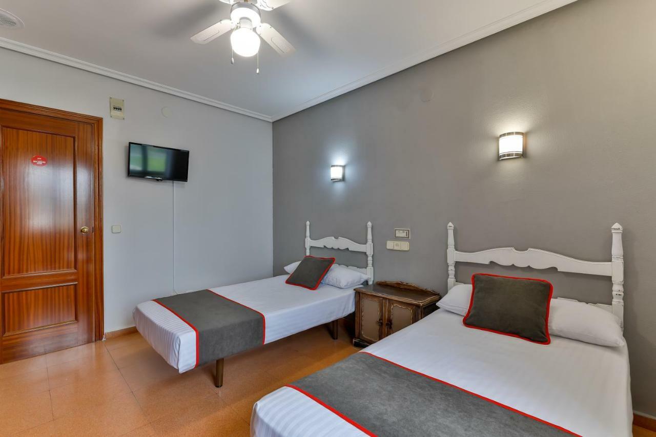 Oyo Hostal El Pilar Villacastin Luaran gambar