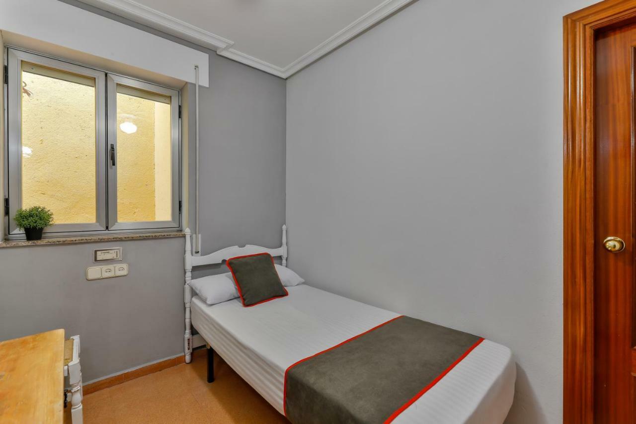 Oyo Hostal El Pilar Villacastin Luaran gambar