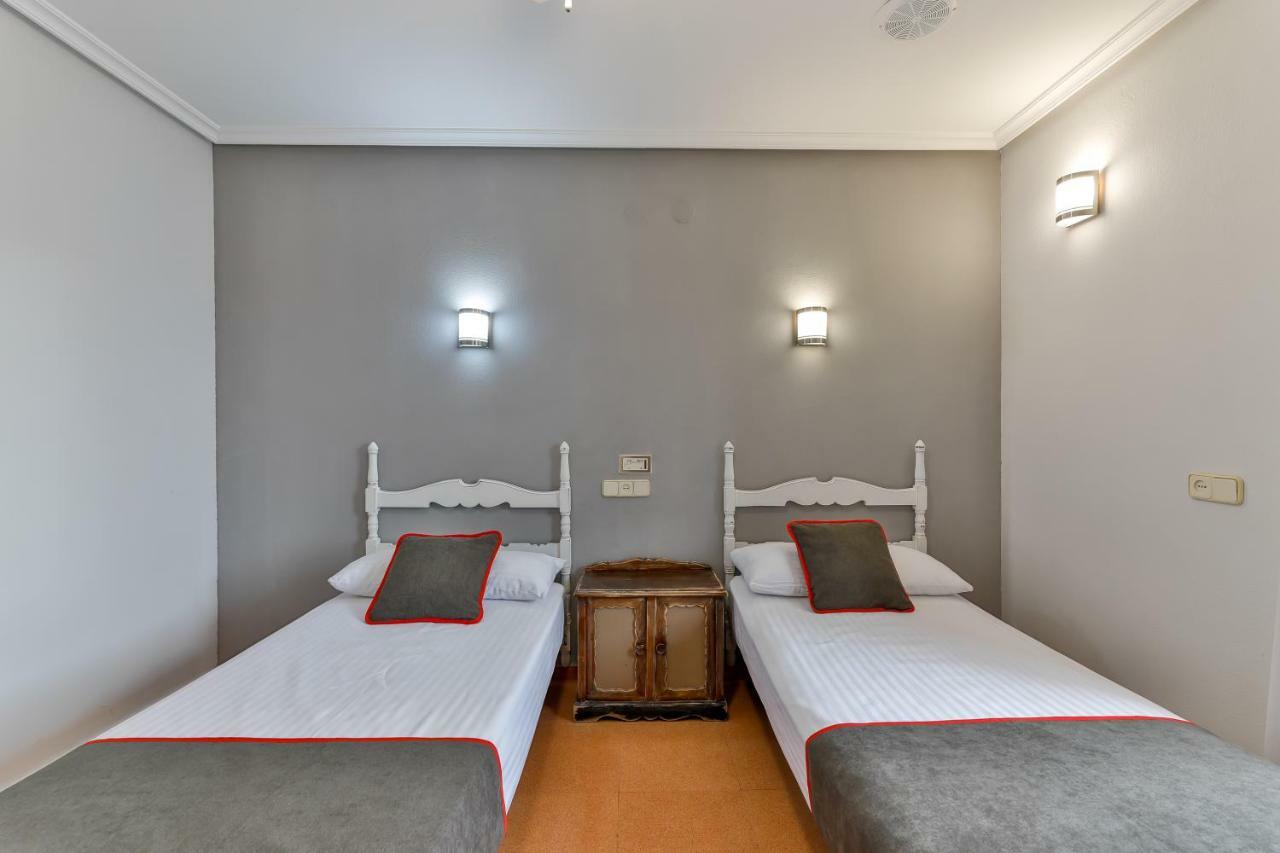 Oyo Hostal El Pilar Villacastin Luaran gambar